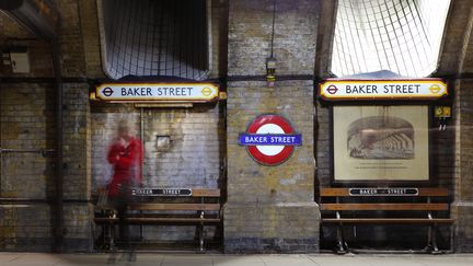 Un passager attend à la station Baker Street dans el métro de Londres, le 16 mai 2016. (MANUEL COHEN / AFP)