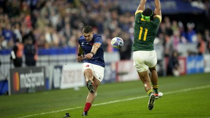 Cheslin Kolbe vient contrer la transformation de Thomas Ramos lors de France-Afrique du sud en quarts de finale, le 15 octobre 2023. Derrière, les Bleus se sont finalement inclinés d'un petit point. (SIPA)