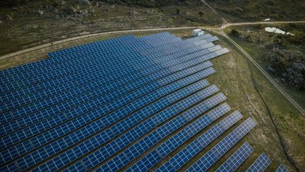 Des panneaux solaires&nbsp;fonctionnent&nbsp;à&nbsp;Montalba-le-Château (Pyrénées-Orientales), le 8 avril 2022. (STEPHANE FERRER / HANS LUCAS / AFP)