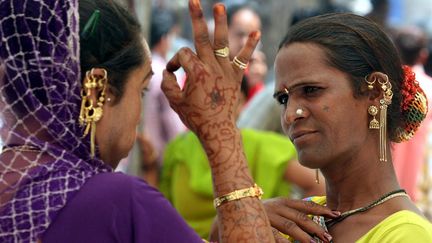 Les Hijras vouent un culte &agrave; la d&eacute;esse Bahuchara Mata auquelle ils tentent de ressembler. (AMIT DAVE / REUTERS)