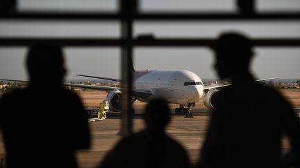 Un avion russe sur le tarmac de l'aéroport de&nbsp;Charm el-Cheikh (Egypte), le 6 novembre 2015. (MOHAMED EL-SHAHED / AFP)