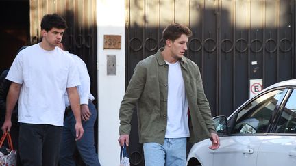 Les rugbymen français Hugo Auradou (à gauche) et Oscar Jegou, quittant la maison où ils étaient assignés à domicile, à Mendoza, en Argentine, le 12 août 2024. (ANDRES LARROVERE / AFP)