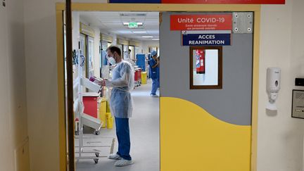 Un infirmier du service de soins intensifs dédiés aux malades du Covid-19 à l'hôpital de la Timone, à Marseille, le 5 janvier 2022. (NICOLAS TUCAT / AFP)