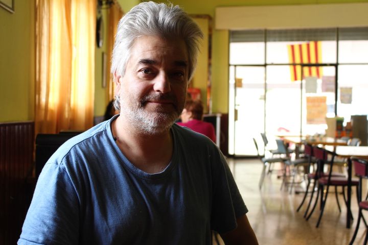 Alberto, dans un bar de&nbsp;Sant Ramon, en Catalogne, le 25 septembre 2017. (ROBIN PRUDENT / FRANCEINFO)