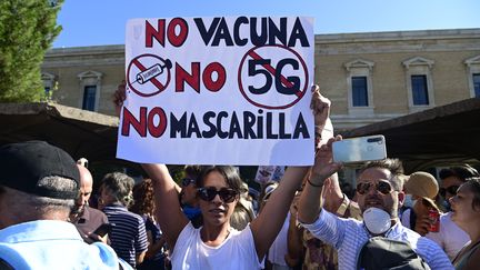 "Pas de vaccin, pas de 5G, pas de masque", brandit une manifestante en Espagne, me 16 août 2020. (JAVIER SORIANO / AFP)