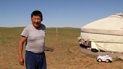 Uuganbayar, éleveur nomade, a dû parcourir 200 km cet hiver avec sa famille et son troupeau pour échapper au dzud.  (SOLENNE LE HEN / RADIO FRANCE)