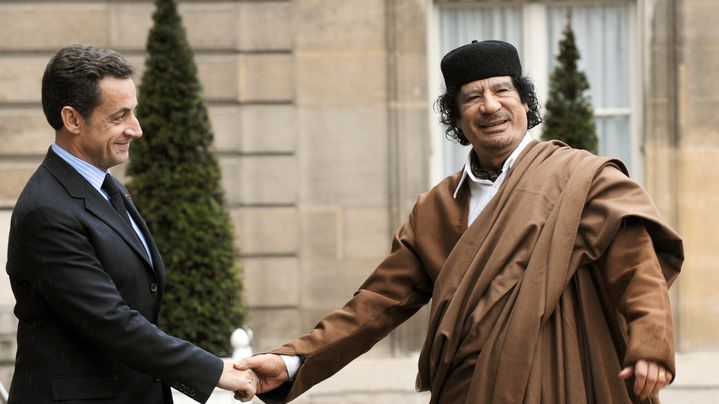 Nicolas Sarkozy et le pr&eacute;sident libyen, Mouammar Kadhafi, &agrave; l'Elys&eacute;e, le 10 d&eacute;cembre 2007. (ERIC FEFERBERG / AFP)