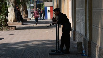 Un soldat &eacute;gyptien en poste devant l'ambassade de France au Caire, en Egypte, le 20 septembre 2012. (KHALED DESOUKI / AFP)