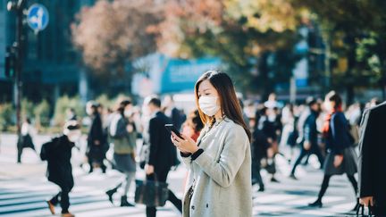 Des passants, à Tokyo, au Japon. (GETTY IMAGES)