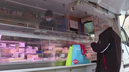 Dans le Jura, un épicier ambulant traverse les villages pour proposer ses produits. Un service précieux pour les habitants, surtout quand la neige rend les déplacements plus difficiles. (France 3)