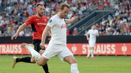 Le 16 septembre 2021, Harry Kane, ici poursuivi par le Rennais Favien Tait, et Tottenham avaient ramené le nul (2-2) de Rennes. Il n'y aura pas de match retour, en raison des cas de Covid dans le club londonien. (JEAN-FRANCOIS MONIER / AFP)