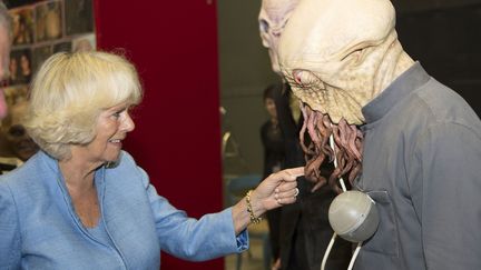 Camilla, duchesse de Cornouailles rencontre un Ood, un personnage d'alien que l'on rencontre dans la s&eacute;rie "Doctor Who" lors d'une visite sur le plateau de tournage &agrave; la BBC &agrave; Cardiff (Royaume-Uni), le 3 juillet 2013. (REUTERS)