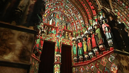 Les statues de la cathédrale d'Amiens, autrefois polychromes, retrouvent des couleurs.
 (France 3 Picardie / Culturebox)