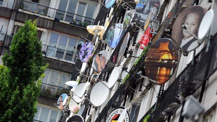 En Allemagne, les antennes satellites sont d&eacute;sormais personalisables ce qui donne de la couleur aux fa&ccedil;ades d'immeubles comme dans le quartier de Sch&ouml;neberg &agrave; Berlin, le 19 juin 2012. (DPA / MAXPPP)