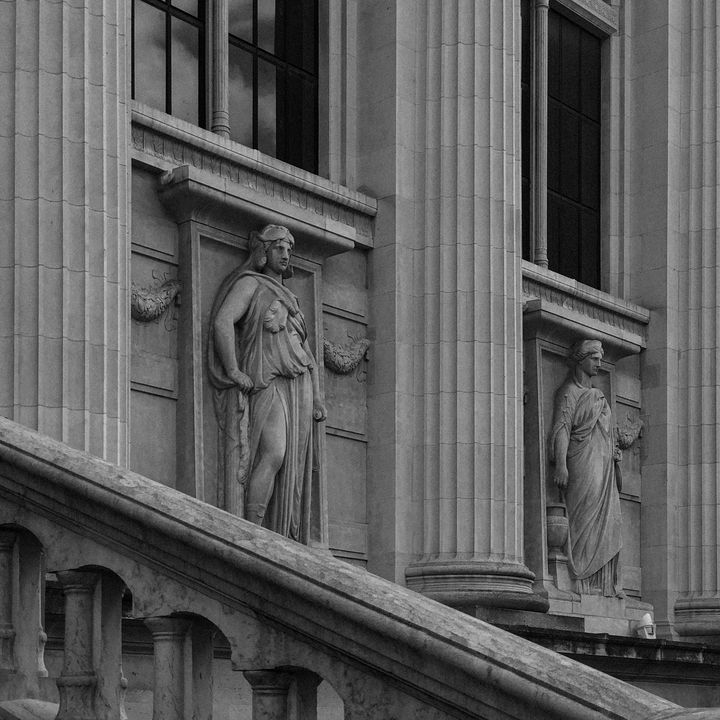 Deux statues représentant la Force et l’Équité sur la façade du Palais de justice. (DAVID FRITZ-GOEPPINGER POUR FRANCEINFO)