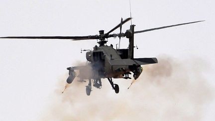 Un hélicoptère Apache en pleine action, lors des grandes manœuvres militaires «tonnerre du nord» à Hafr al-Batin en Arabie Saoudite, à 500 kilomètres au nord-est de Ryad, le 10 mars 2016. (FAYEZ NURELDINE/AFP)