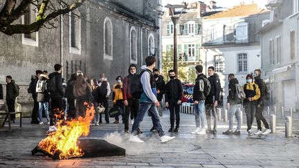 Des lycéens protestaient depuis la rentrée sur l'insuffisance des mesures sanitaires dans leurs établissements (ici à Pau en Nouvelle-Aquitaine). (LE DEODIC DAVID / MAXPPP)