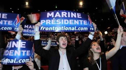 Les jeunes frontistes félicitent Marine Le Pen après son élection la tête du FN, lors du Congres de Tours, le 16 janvier 2011. (AFP - Miguel Medina)