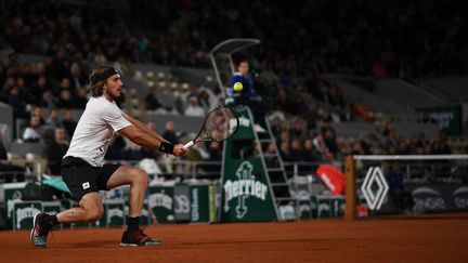 Stefanos Tsitsipas lors du premier tour de Roland-Garros, face à Lorenzo Musetti, le 24 mai 2022.&nbsp; (CHRISTOPHE ARCHAMBAULT / AFP)