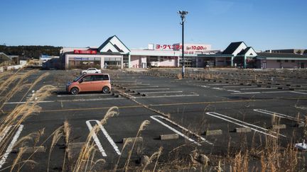 Personne sur le parking d'un supermarch&eacute;, le 16 d&eacute;cembre 2013 &agrave; Tomioka.&nbsp; (GUILLAUME BRESSION / IRSN / AFP)