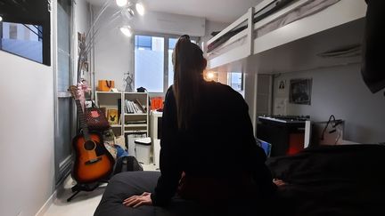 Marine* dépressive a quitté son petit appartement d’étudiante et retrouve sa chambre d'adolescente,&nbsp;chez ses parents. (*Par souci d'anonymat, le prénom a été changé). (BENJAMIN ILLY / RADIOFRANCE)