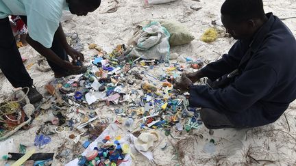 Les déchets sont récoltés par triés par catégorie. Les plastiques durs et les bouteilles en plastique sont revendus à des recycleurs, ce qui permet aux volontaires d’être rémunérés. &nbsp; (SIMON MAINA / AFP)