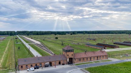 Raphael A. a gravé son nom sur un mur du camp de concentration d'Auschwitz (Pologne) début juillet. (JAN WOITAS / DPA-ZENTRALBILD / AFP)