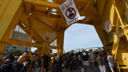 L'ambiance était bien plus appaisée dans la matinée du 3 août 2019 où un rassemblement silencieux en hommage à Stev Maia Caniço s'était tenu près de la grue jaune à Nantes. (JEAN-FRANCOIS MONIER / AFP)