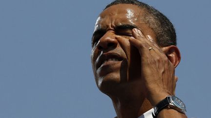 Le pr&eacute;sident am&eacute;ricain Barack Obama s'essuie le visage lors d'un discours de campagne &agrave; Ames (Iowa), le 28 ao&ucirc;t 2012. (LARRY DOWNING / REUTERS)