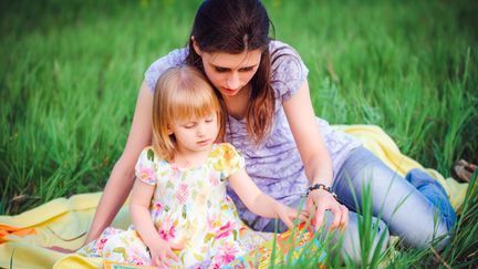 &nbsp; (Les vacances, un moment propice pour transmettre le goût de la lecture à son enfant © Fotolia)