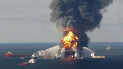 Op&eacute;ration de sauvetage autour de la plateforme p&eacute;troli&egrave;re Horizon Deepwater, dans le golfe du mexique, le 21 avril 2010.&nbsp; (US COAST GUARD / REUTERS)