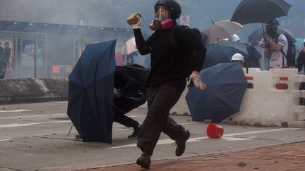 Un manifestant sur la place&nbsp;Wong Tai Sin&nbsp;pendant la grève générale du 5 août 2019. (ISAAC LAWRENCE / AFP)