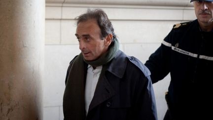 Eric Zemmour arrive au tribunal correctionnel de Paris, le 14 février 2011. (AFP - Martin Bureau)