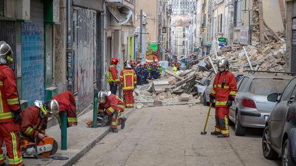 Les secours à pied d'oeuvre, le jour de l'effondrement des immeubles. (LOIC AEDO / AFP)