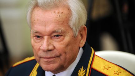 Mikhaïl Kalachnikov, l'inventeur russe du fusil d'assaut AK-47 le jour de ses 90 ans, le 10 novembre 2009. (NATALIA KOLESNIKOVA / AFP POOL)