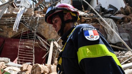 Un secouriste français de la protection civile, le 6 août 2020, à Beyrouth, au Liban. (AFP)