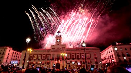 Sur la place Puerta del Sol de Madrid, des milliers de personnes se sont réunies, le 1er janvier 2023, pour le feu d'artifice et pour croquer, selon la tradition, 12 grains de raisin marquant les 12 dernières secondes de 2022. (JUAN CARLOS ROJAS RODRIGUEZ / ANADOLU AGENCY)