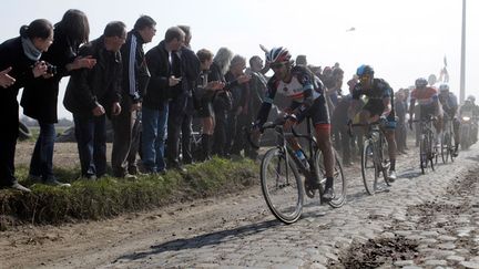 &nbsp; (Paris-Roubaix, c'est 27 secteurs pavés d'une longueur totale de 52,8 km échelonnés à partir de Troisvilles. Illustration paris-Roubaix 2013 © REUTERS/Pascal Rossignol)