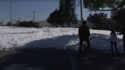 Un nuage de mousse dans les rues de la ville de Santa Clara (Californie), le 18 novembre 2016. (KTVU FOX 2 / FACEBOOK)