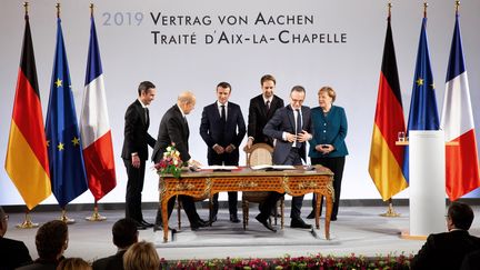 Jean-Yves Le Drian, Emmanuel Macron, Angela Merkel and Heiko Maas, signent le renouvellement du traité d'amitié franco-allemande, le 22 janvier 2019 à Aix-la-Chapelle, en Allemagne.&nbsp;&nbsp; (MAXPPP)