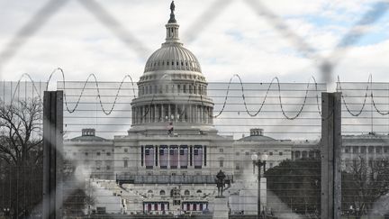 Le 19 janvier 2021, le Capitole à Washington (Etats-Unis) est placé sous haute surveillance après&nbsp;une attaque&nbsp;quelques jours plus tôt. (STEPHANIE KEITH / GETTY IMAGES NORTH AMERICA / AFP)