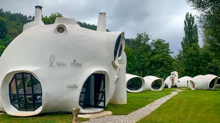 Cet hébergement insolite vient de rouvrir dans les Vosges, après une dizaine d'années de fermeture au public. Ces constructions ovoïdes, ou maisons bulles, sont emblématiques de l'architecture utopique des années 60. (Samuel Mulin, France Télévisions)