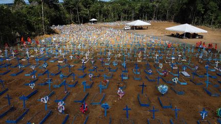 Les tombes de personnes mortes du Covid-19 au cimetière de Nossa Senhora Aparecida, à Manaus (Brésil), le 2 juin 2020. (MICHAEL DANTAS / AFP)