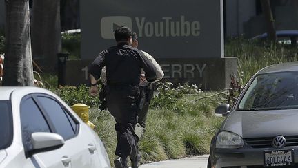 Des officiers de police se rendent près du siège de YouTube, à San Bruno (Californie), où des tirs ont été entendus mardi 3 avril 2018. (JEFF CHIU / AP / SIPA)