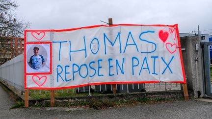 Une banderole "Thomas repose en paix" en hommage au lycéen mortellement blessé à Romans-sur-Isère (Drôme), le 24 novembre 2023. (NICOLAS GUYONNET / HANS LUCAS)