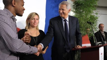 M. de Villepin salue Sidi Sakho, responsable de Jeunes Solidaires, le 25 septembre 2010 à Paris. (MIGUEL MEDINA / AFP)