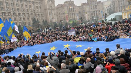 A Kiev (Ukraine),&nbsp;des milliers de manifestants pro-europ&eacute;ens r&eacute;clament dimanche 24 novembre 2013 que le gouvernement signe un accord avec l'Union europ&eacute;enne. (SERGEI SUPINSKY / AFP)