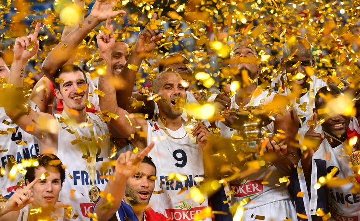 Tony Parker et ses &eacute;quipiers sous la pluie de confettis de la salle de Ljubljana (Slov&eacute;nie) o&ugrave; ils ont d&eacute;croch&eacute; le titre de champions d'Europe, le 22 septembre 2013. (JURE MAKOVEC / AFP)