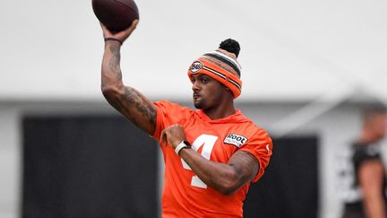 Le quaterback américain&nbsp;Deshaun Watson, lors d'un entraînement des Browns de Cleveland (Ohio), le 26 juillet 2022. (NICK CAMMETT / AFP)