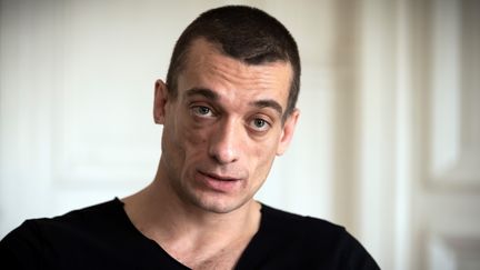 L'artiste contestataire russe Piotr Pavlenski, qui affirme être à l'origine de vidéos privées attribuées à Benjamin Griveaux, lors d'un entretien avec l'AFP, le 14 février 2020.&nbsp; (LIONEL BONAVENTURE / AFP)